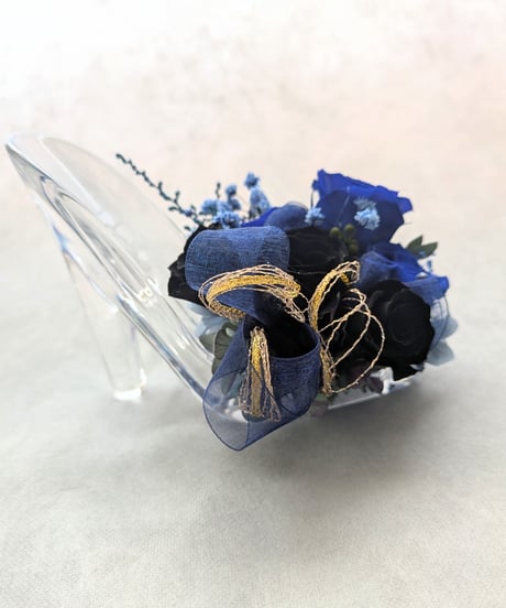 プリザーブドフラワーガラスの靴アレンジ／青い薔薇と黒薔薇の魔法にかかる靴