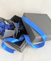 プリザーブドフラワー／青いミニ薔薇6輪の花束ボックス縦横14cmのギフト