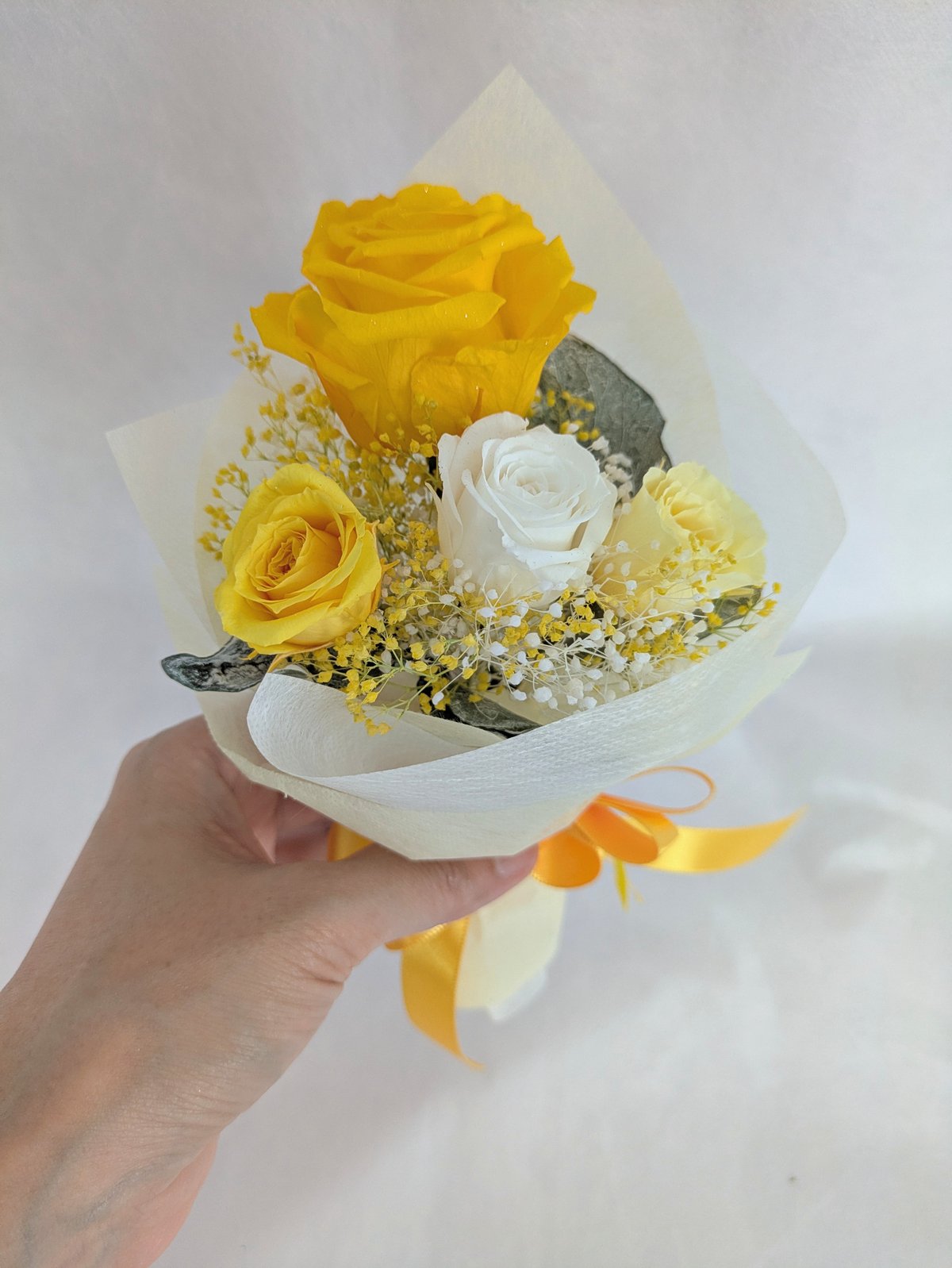 プリザーブドフラワー／ゴールドイエローとミニ薔薇とかすみ草花束