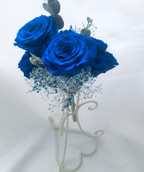 プリザーブドフラワー大輪の青い薔薇とミニ薔薇とかすみ草のふんわり花束8本タイプ（花束ラッピング）