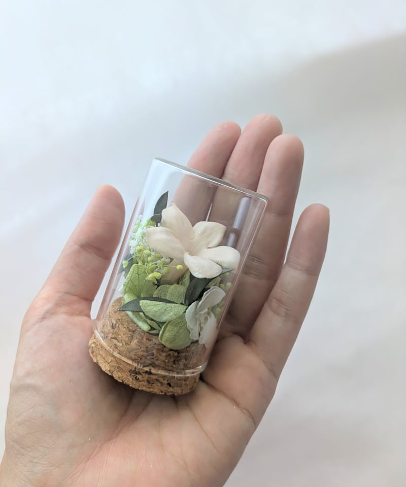 プリザーブドフラワー／クリーム色ジャスミンと小花のミニガラスボトル
