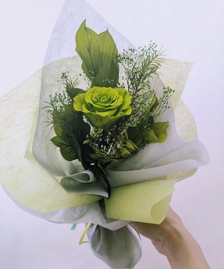 プリザーブドフラワー大輪の緑の薔薇とグリーンの緑づくしの花束（花束ラッピング）