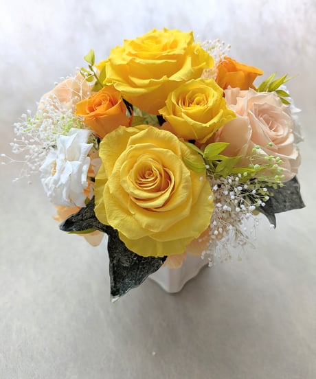 プリザーブドフラワー/レモンイエローとオレンジ、白の薔薇とかすみ草アレンジ（フラワーケースリボンラッピングつき）