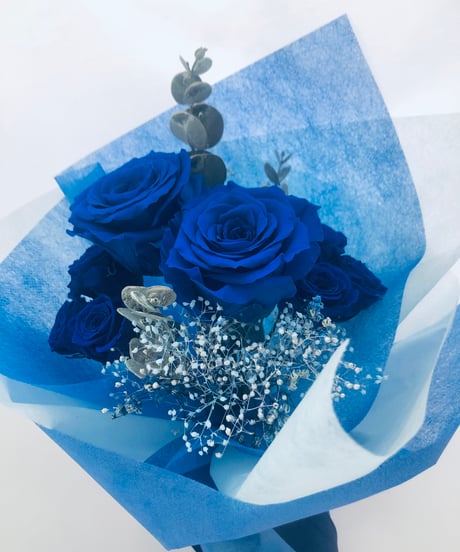 プリザーブドフラワー大輪の青い薔薇とミニ薔薇とかすみ草のふんわり花束8本タイプ（花束ラッピング）