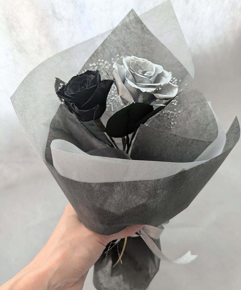 プリザーブドフラワー黒薔薇とシルバーローズの花束ギフト/黒薔薇の プリザーブドフラワー黒薔薇とシルバーローズの花束ギフト/黒薔薇の