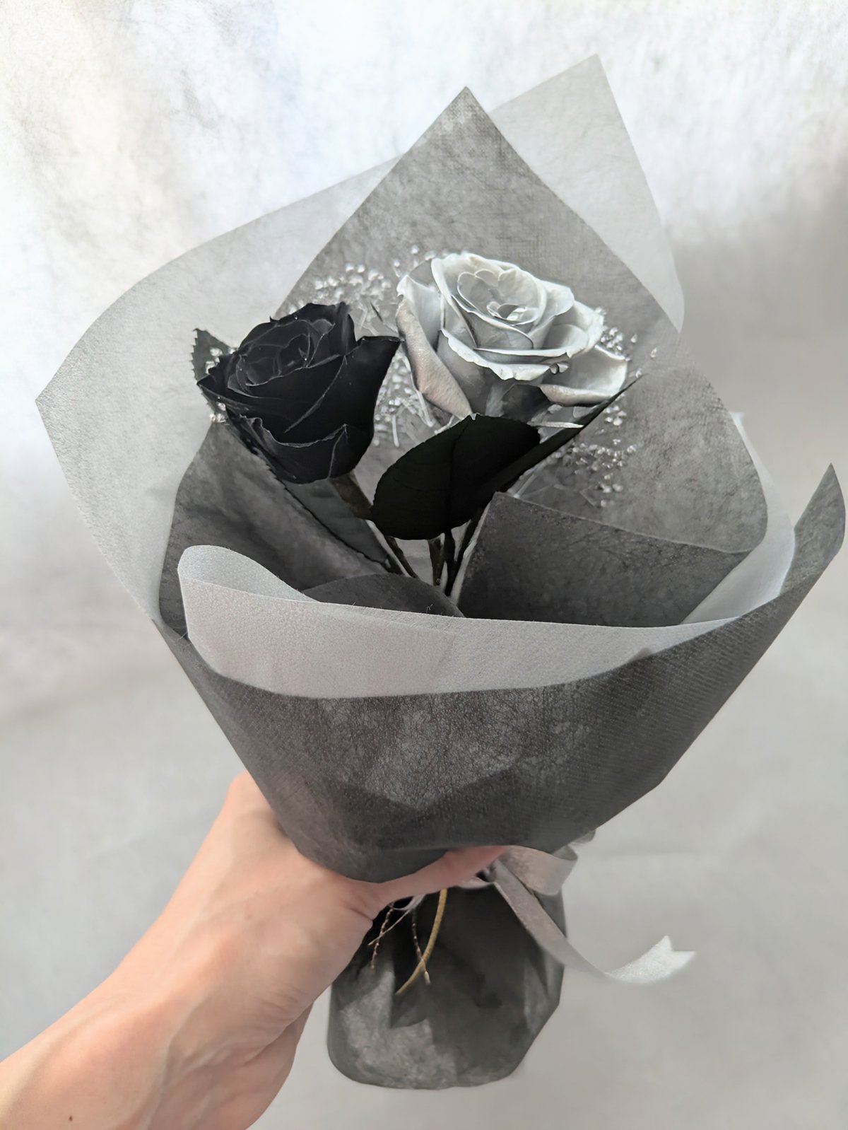 プリザーブドフラワー黒薔薇とシルバーローズの花束ギフト／黒薔薇の