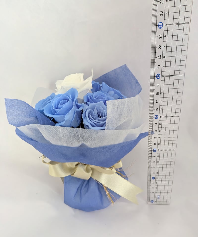 プリザーブドフラワ／空色に染まったブルーローズと白い薔薇の10輪花束