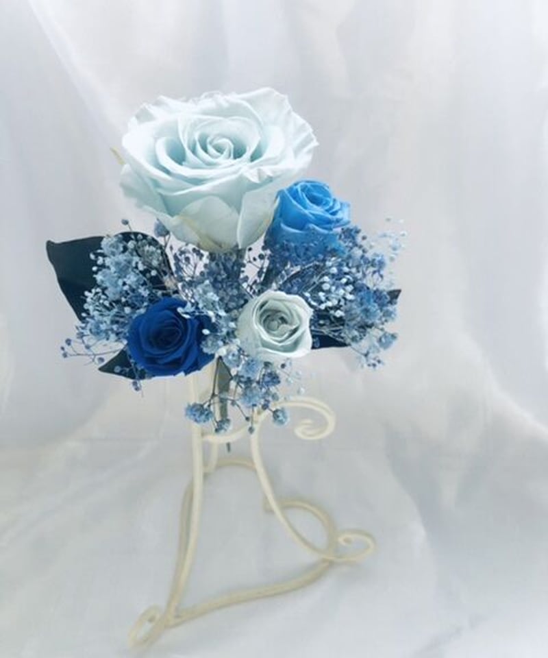 ベビーブルーローズとミニ薔薇とかすみ草のふんわり花束（プリザーブド
