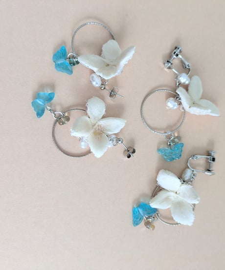 自然素材アクセサリー／お花のような木の実と青い蝶々とパールのピアス／イヤリングに変更可金属アレルギー対応（天然素材アクセサリー両耳用）