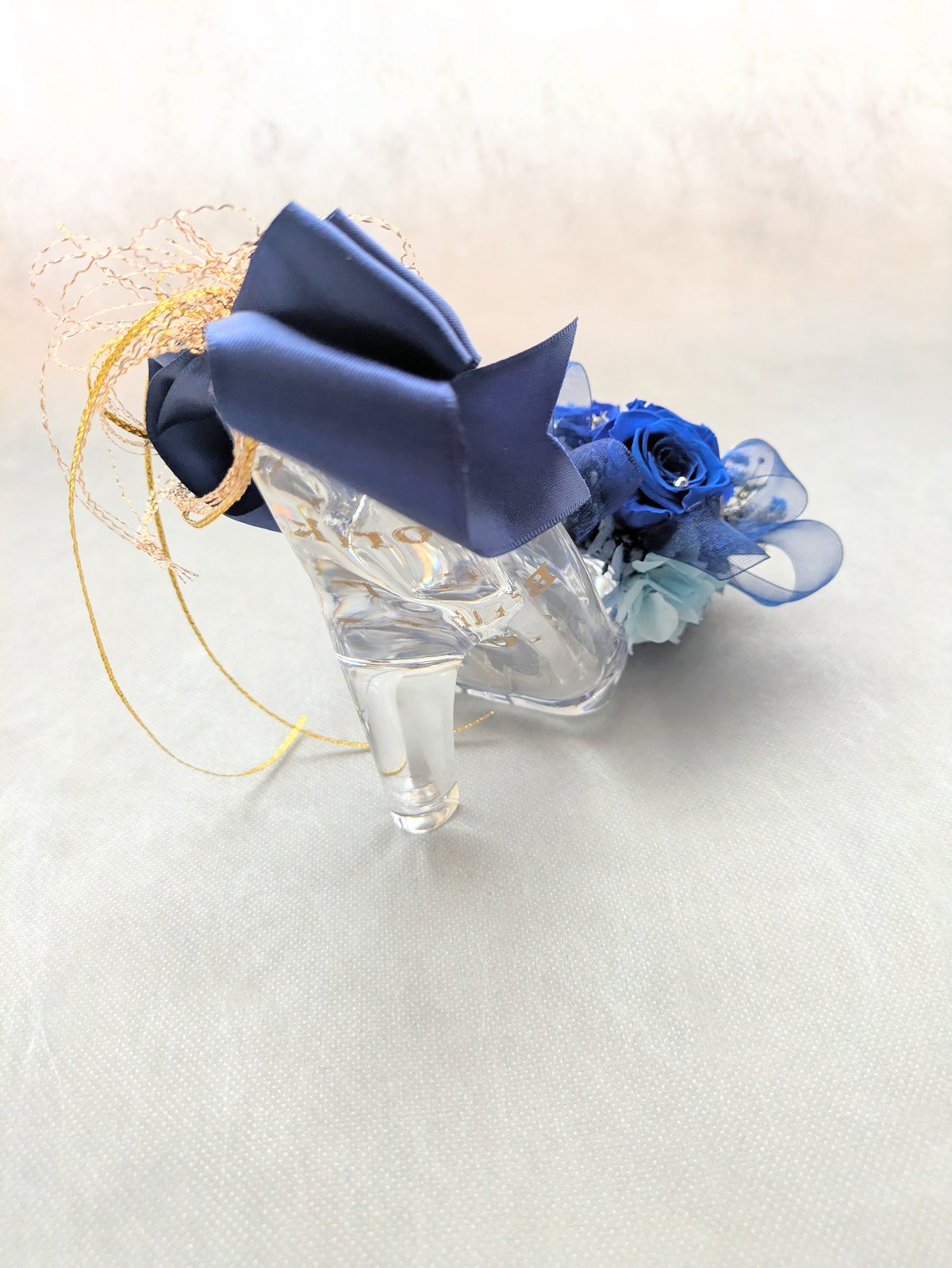 プリザーブドフラワーガラスの靴アレンジギフト／青い薔薇とリボンの