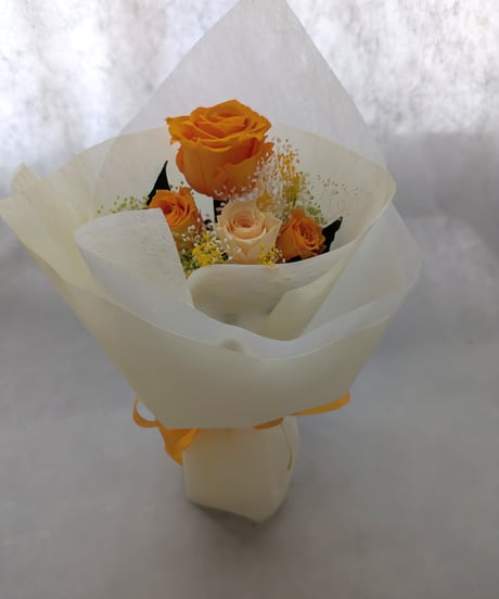 プリザーブドフラワー／大輪のオレンジの薔薇とミニ薔薇とかすみ草のふんわり花束