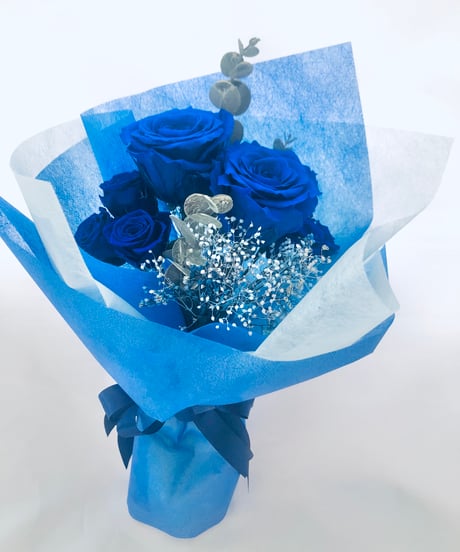 プリザーブドフラワー大輪の青い薔薇とミニ薔薇とかすみ草のふんわり花束8本タイプ（花束ラッピング）