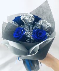 プリザーブドフラワー青とシルバーローズの6輪 花束（花束ラッピング）