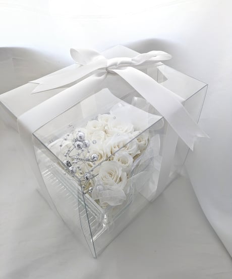 【プリザーブドフラワー／グランドピアノシリーズ】清楚な白い薔薇に純粋な想いを込めて