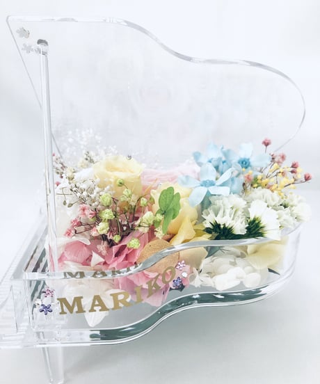 【プリザーブドフラワー／グランドピアノシリーズ】淡い色した花たちのピュアな輝きに四ツ葉のクローバーをそえて【フラワーケース付き】