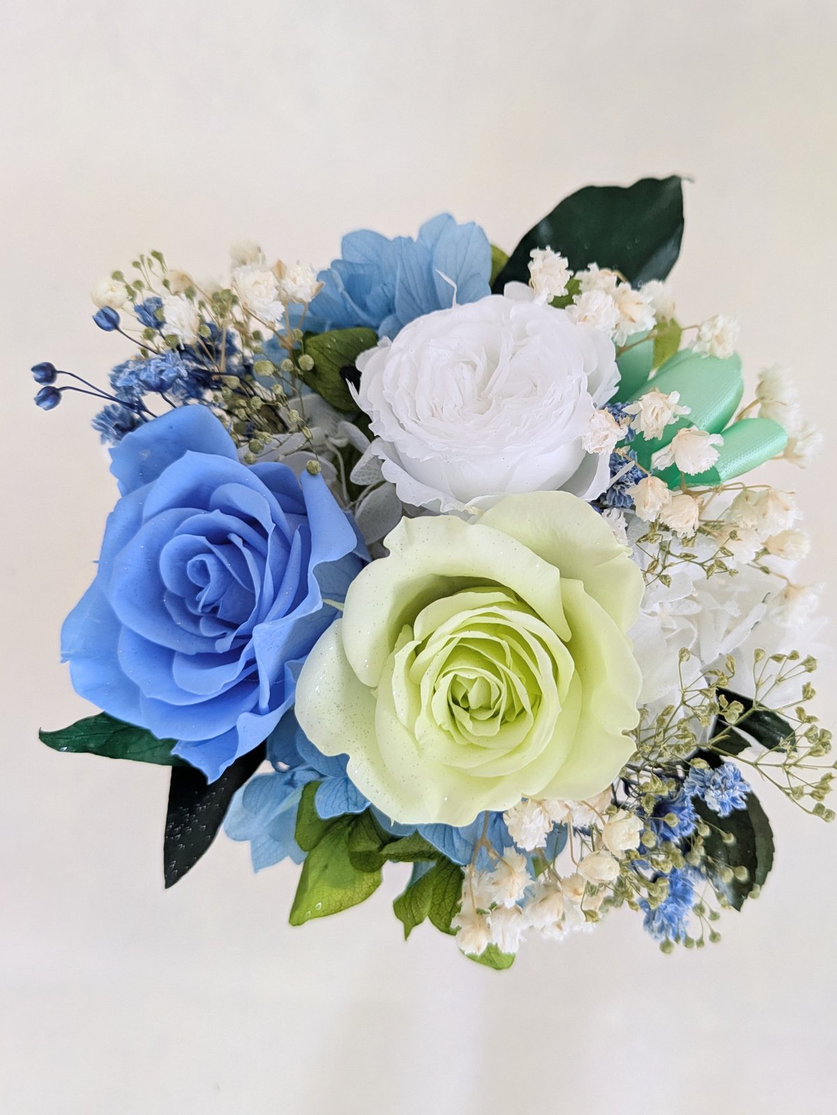 プリザーブドフラワー／3色の薔薇と小花の白い陶器のミニアレンジ