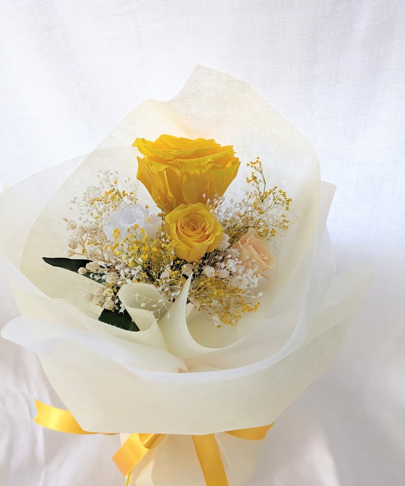 プリザーブドフラワー/大輪の黄色の薔薇とミニ薔薇とかすみ草の プリザーブドフラワー/大輪の黄色の薔薇とミニ薔薇とかすみ草の