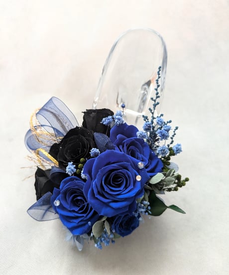 プリザーブドフラワーガラスの靴アレンジ／青い薔薇と黒薔薇の魔法にかかる靴