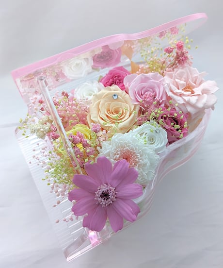 【プリザーブドフラワー／グランドピアノシリーズ】薔薇とジニアと小花の可愛い音色/フラワーケースリボンラッピング付き