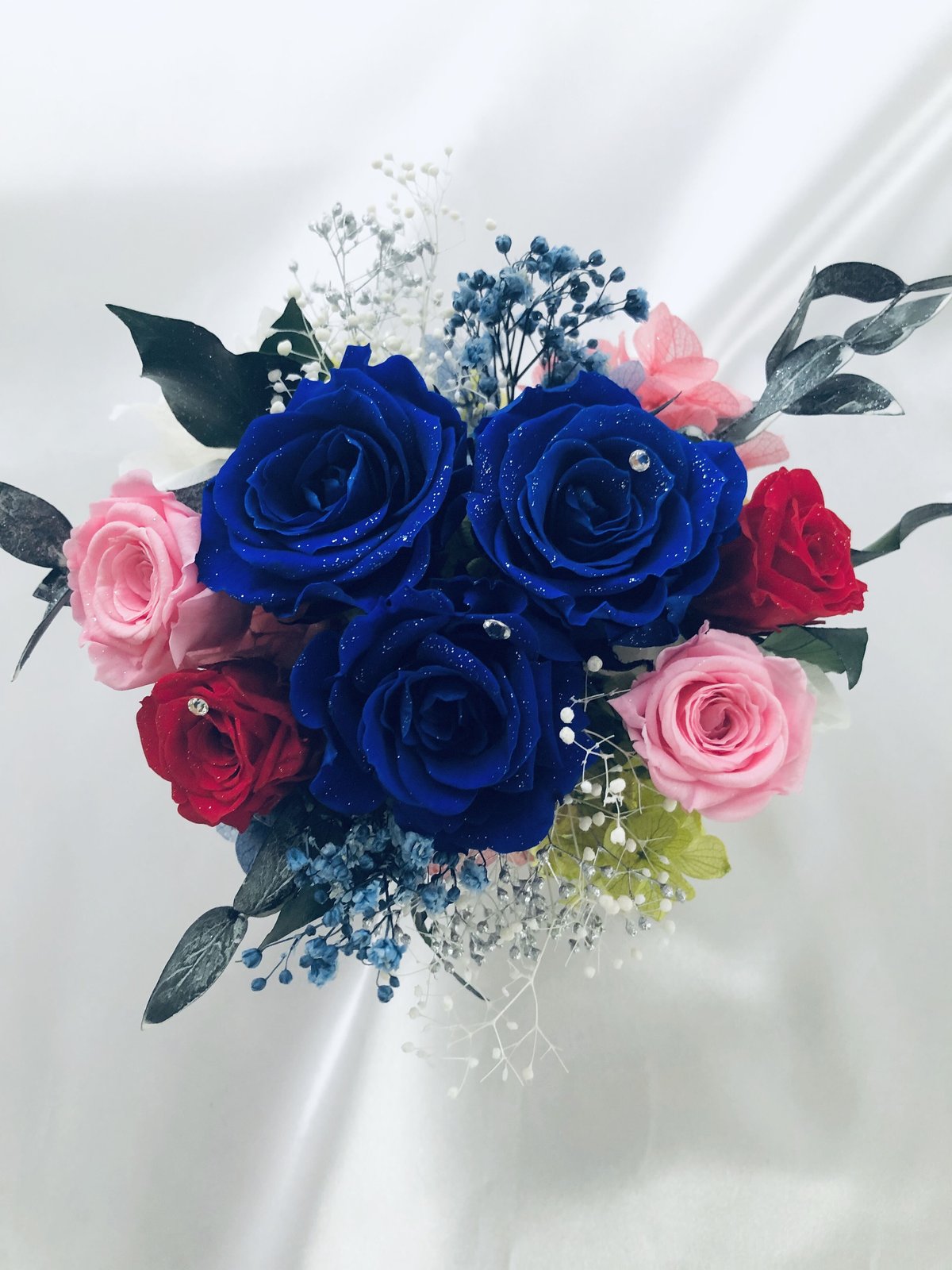 プリザーブドフラワー幸福の青い薔薇 とピンクと赤い薔薇の祝福