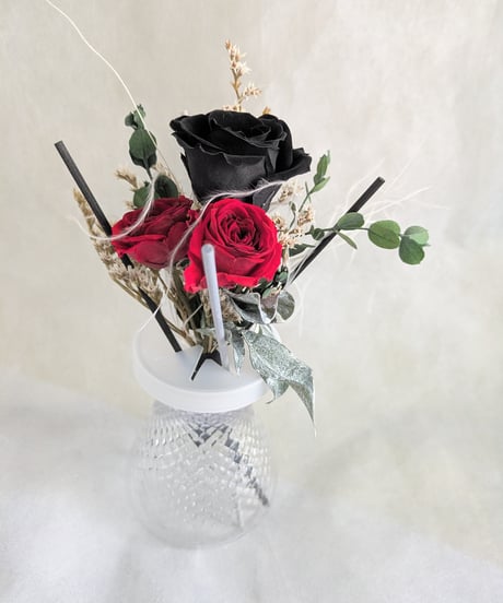 黒薔薇と赤薔薇と小花のミニプリザーブドフラワー花束花瓶付き／フレグランスオイルを入れると香りも楽しめますます！（ボトルに好きなフレグランスオイルを入れて使用可）