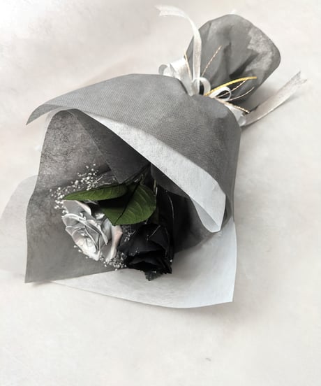 プリザーブドフラワー黒薔薇とシルバーローズの花束ギフト／黒薔薇の魔法発動中