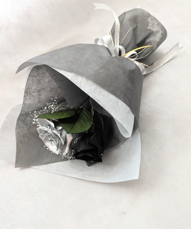 プリザーブドフラワー黒薔薇とシルバーローズの花束ギフト／黒薔薇の
