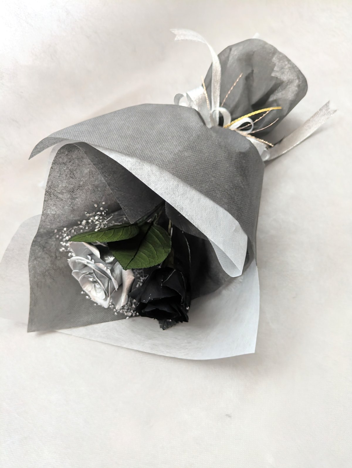 プリザーブドフラワー黒薔薇とシルバーローズの花束ギフト／黒薔薇の