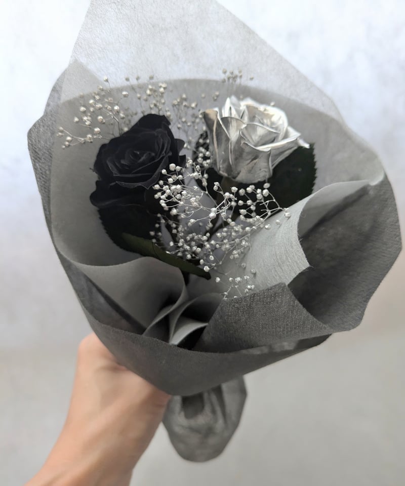 プリザーブドフラワー黒薔薇とシルバーローズの花束ギフト／黒薔薇の