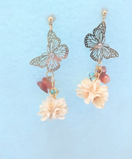 自然素材アクセサリー／木の実と蝶々のピアス／イヤリングに変更可金属アレルギー対応（天然素材アクセサリー両耳用）