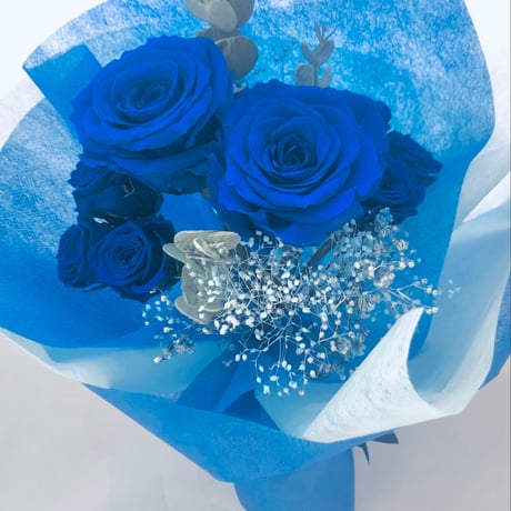 プリザーブドフラワー大輪の青い薔薇とミニ薔薇とかすみ草のふんわり花束8本タイプ（花束ラッピング）