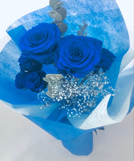 プリザーブドフラワー大輪の青い薔薇とミニ薔薇とかすみ草のふんわり花束8本タイプ（花束ラッピング）