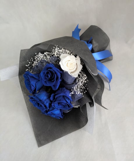 プリザーブドフラワー／青い薔薇と白い薔薇輪のふんわりかすみ草の花　（黒グレー花束ラッピング）