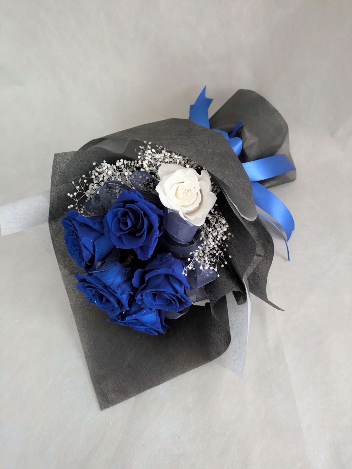 プリザーブドフラワー／青い薔薇と白い薔薇輪のふんわりかすみ草の花