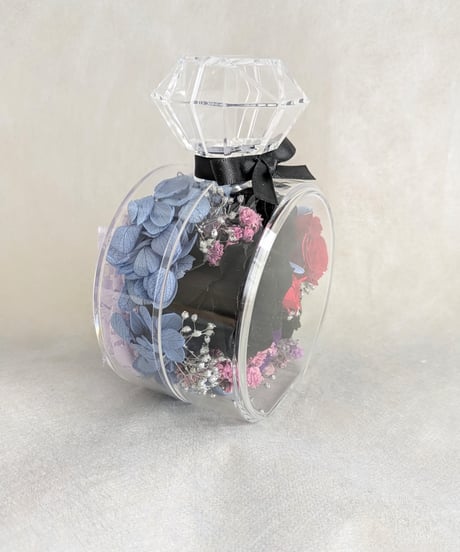 プリザーブドフラワー黒薔薇の魔法発動中シリーズ／薔薇とかすみ草の香水瓶フラワーギフト