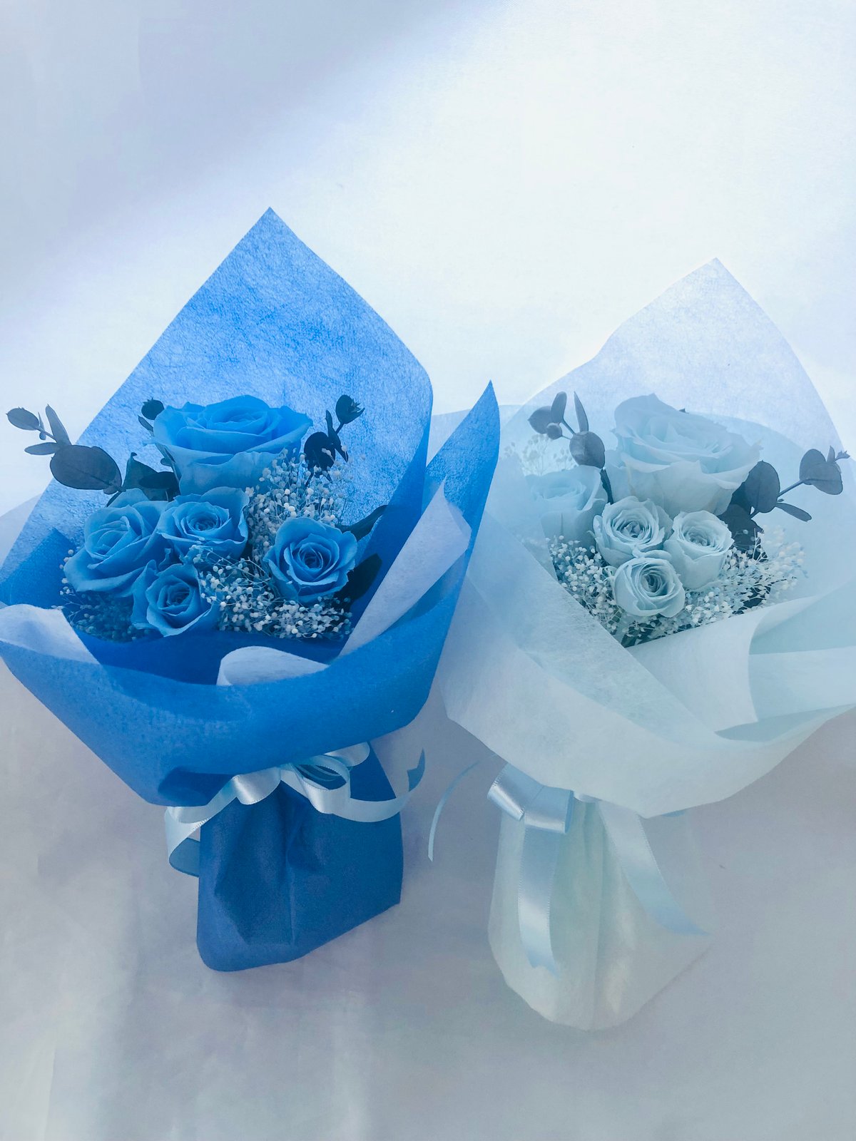 プリザーブドフラワー綺麗な空色のブルーローズ5輪のふんわり花束