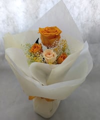 プリザーブドフラワー／大輪のオレンジの薔薇とミニ薔薇とかすみ草のふんわり花束