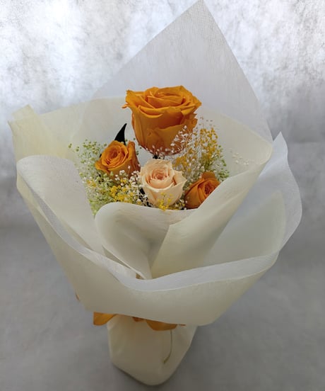 プリザーブドフラワー／大輪のオレンジの薔薇とミニ薔薇とかすみ草のふんわり花束