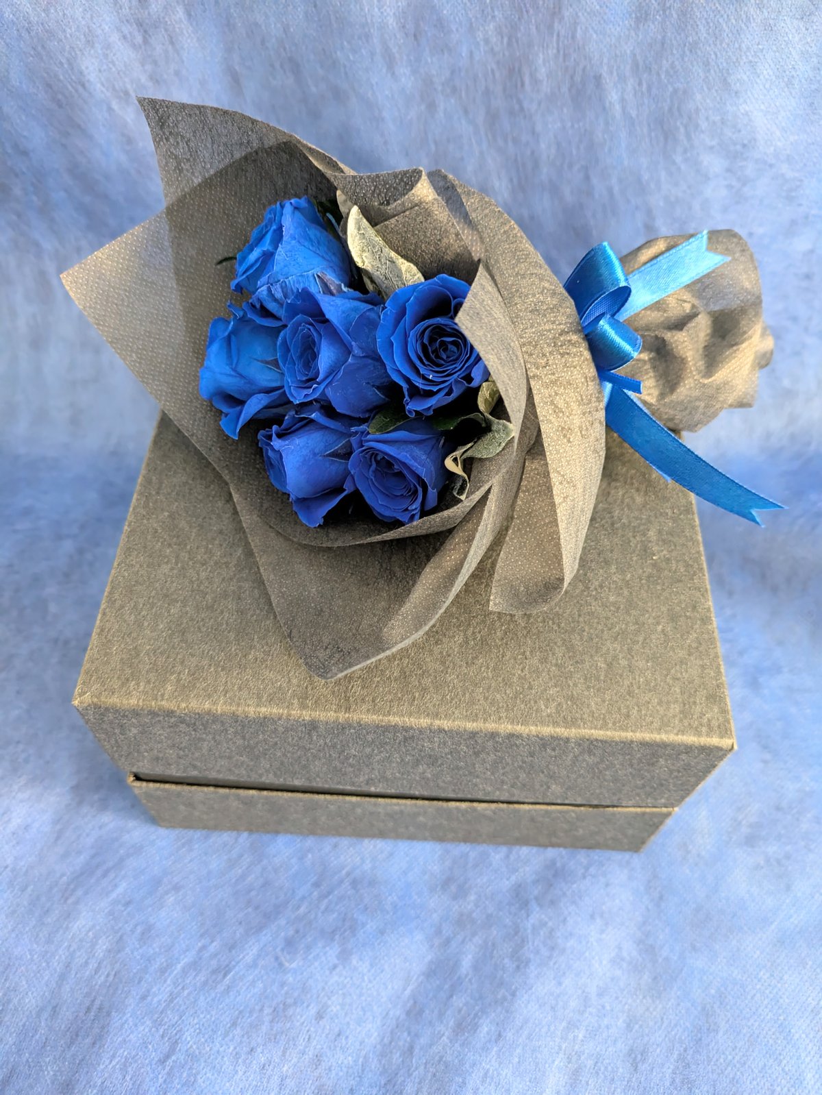プリザーブドフラワー／青いミニ薔薇6輪の花束ボックス縦横14cmの