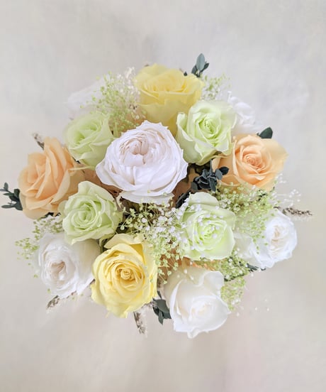 プリザーブドフラワー／ふんわりと明るく優しい薔薇たちの白い陶器アレンジ（フラワーケースリボンラッピング）