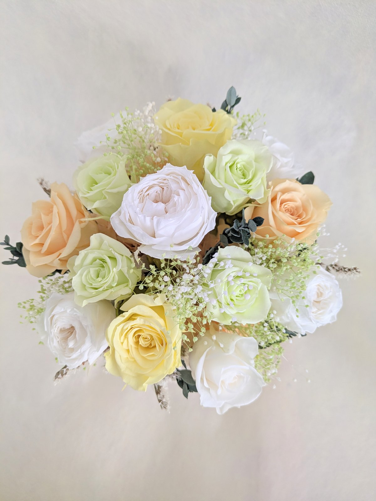 プリザーブドフラワー／ふんわりと明るく優しい薔薇たちの白い陶器