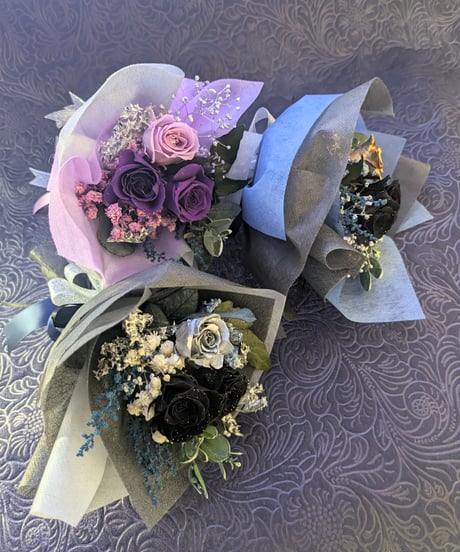 プリザーブドフラワー／魔法界からの魔法発動中シリーズ／紫のミニ薔薇と小花の花束BOX