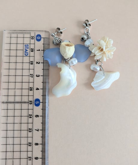 自然素材アクセサリー／木の実とシェルのアシンメトリーピアス／イヤリングに変更可金属アレルギー対応（天然素材アクセサリー両耳用）