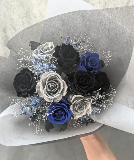 プリザーブドフラワー黒薔薇の魔法発動中シリーズ／黒、シルバー、青薔薇9輪花束