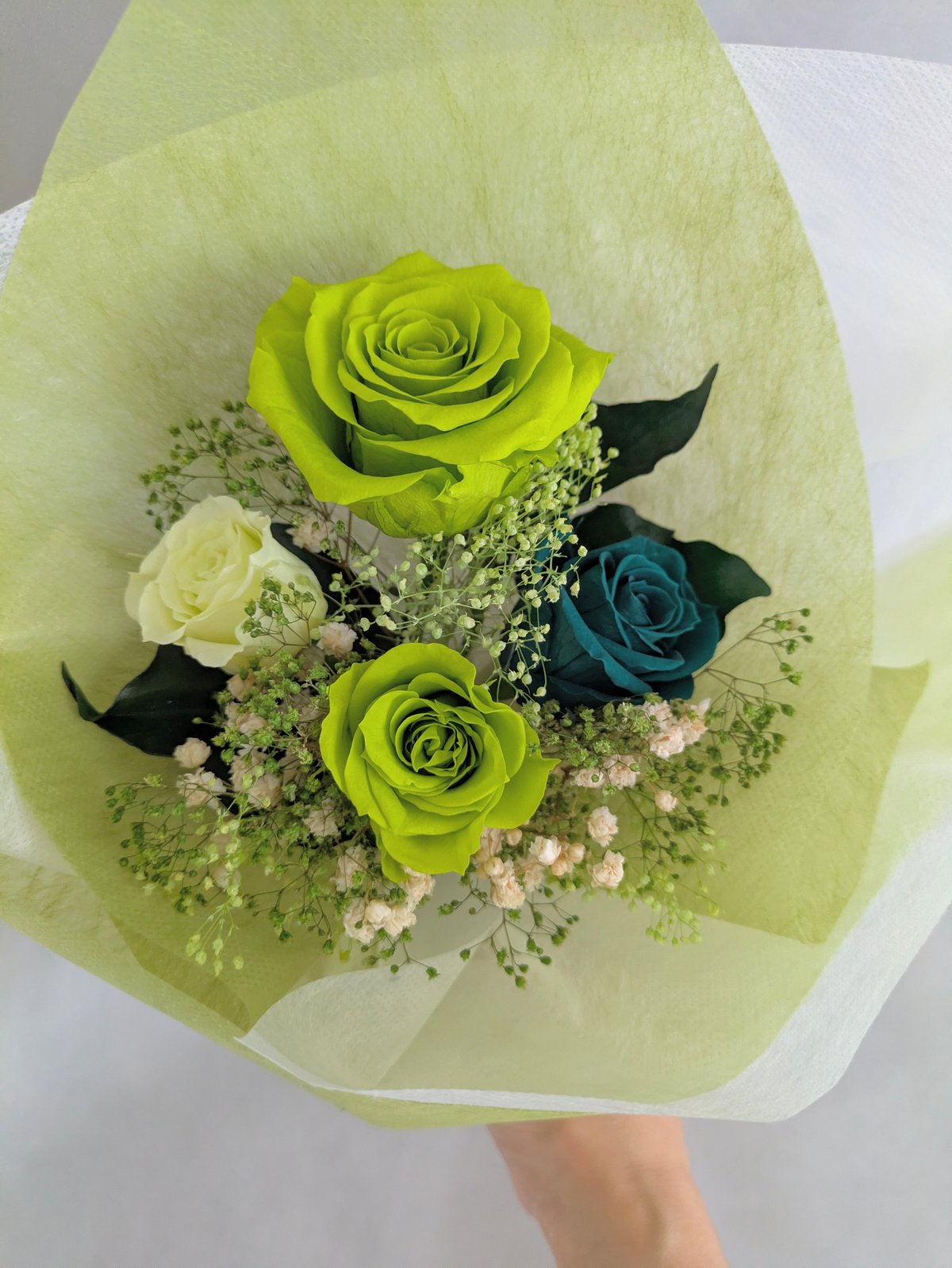 大輪グリーンローズと3色の薔薇とかすみ草のふんわり花束