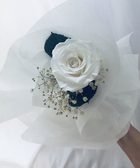 【プリザーブドフラワー／白薔薇とかすみ草のふんわり一輪ラッピング】