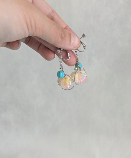 自然素材アクセサリー／木の実とブルーチェコビーズのピアス抜け感可愛い／イヤリングに変更可金属アレルギー対応（天然素材アクセサリー両耳用）