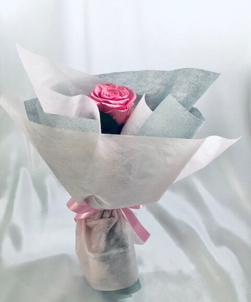 プリザーブドフラワー／ピンクの薔薇のふんわり一輪ラッピング