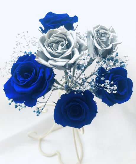 プリザーブドフラワー青とシルバーローズの6輪 の薔薇にかすみ草とリボンをふんわり束ねた花束（花束ラッピング）