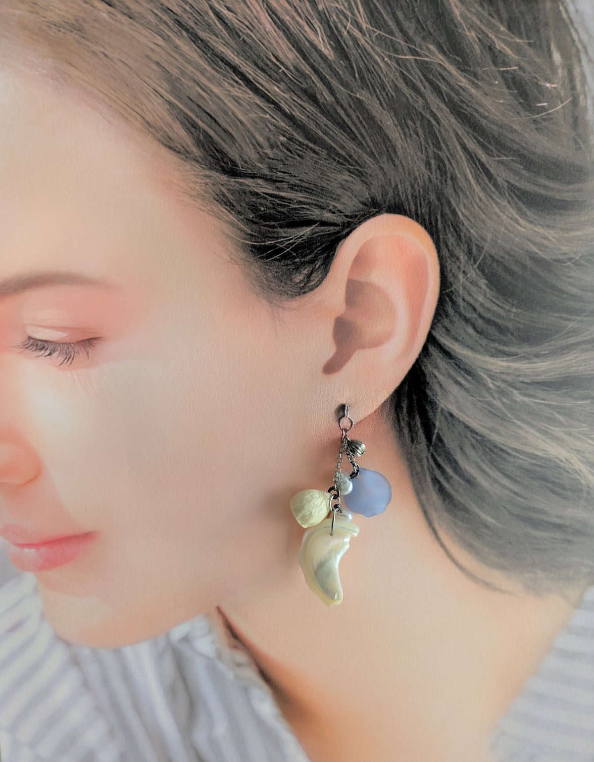 自然素材アクセサリー／木の実とシェルのアシンメトリーピアス 